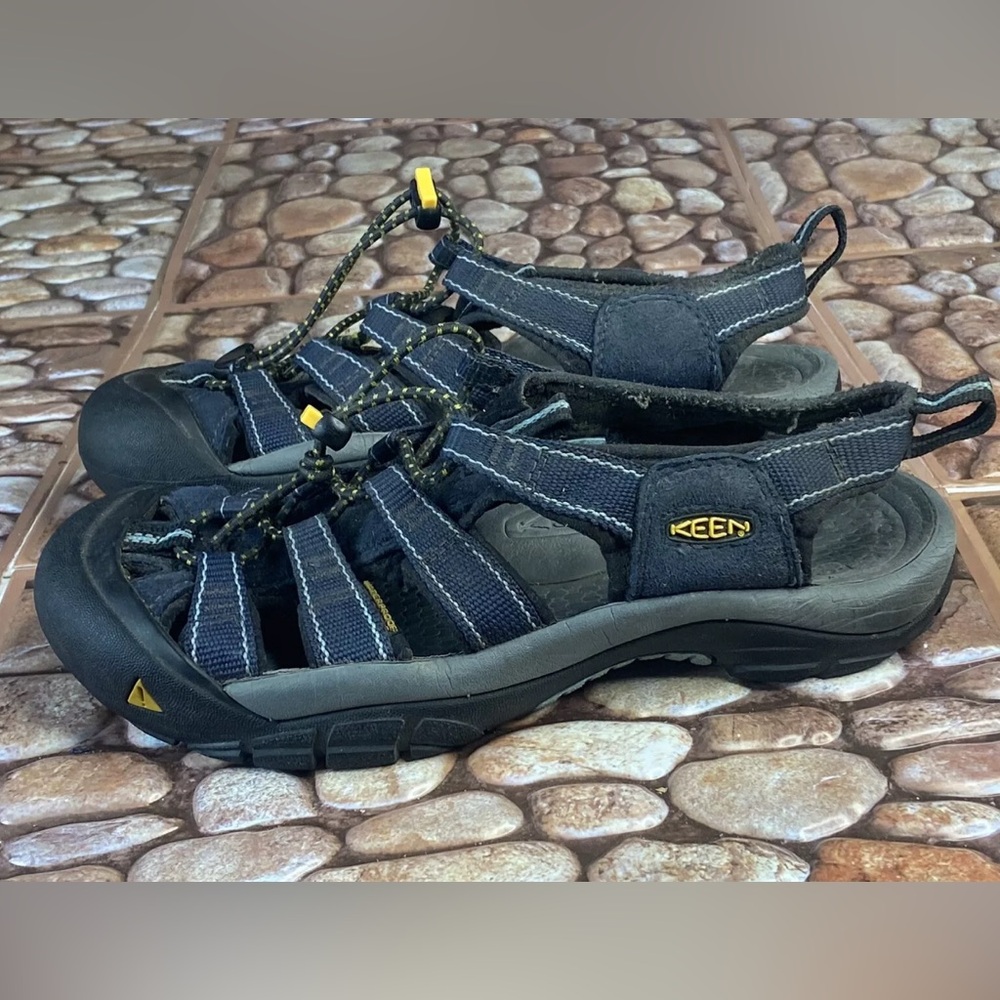 💳SOLD🛍  Keen Water And Hiking Sandals Big Boys Size 5 Or Woman  7 Closed Toe